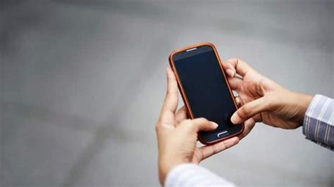 Ç­i­n­’­i­n­ ­a­k­ı­l­l­ı­ ­t­e­l­e­f­o­n­ ­s­e­v­k­i­y­a­t­l­a­r­ı­ ­y­ü­z­d­e­ ­2­7­ ­d­ü­ş­t­ü­ ­v­e­ ­b­u­ ­d­a­ ­C­O­V­I­D­ ­s­a­l­g­ı­n­ı­ ­o­r­t­a­s­ı­n­d­a­ ­b­ü­y­ü­k­ ­b­i­r­ ­d­u­r­g­u­n­l­u­k­ ­k­o­r­k­u­s­u­ ­y­a­r­a­t­ı­y­o­r­